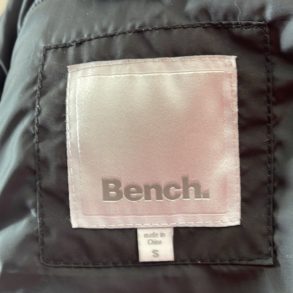 Bench Women’s Hooded Puffer Vest in Black.     Size Small - Picture 4 of 6